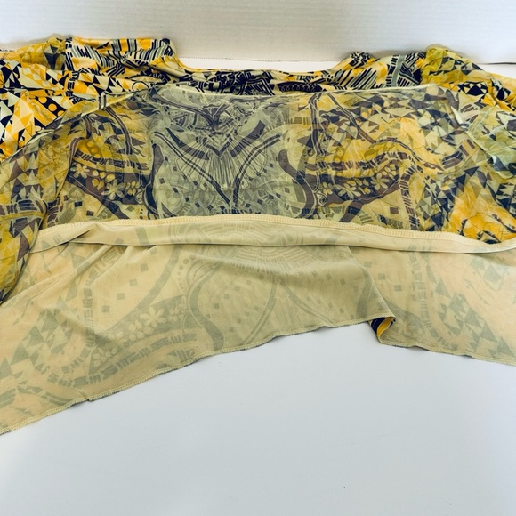 Live and Let Live Woman's Pull Over Size 2X Embellished V Neck Yellow Geometric - Picture 13 of 16